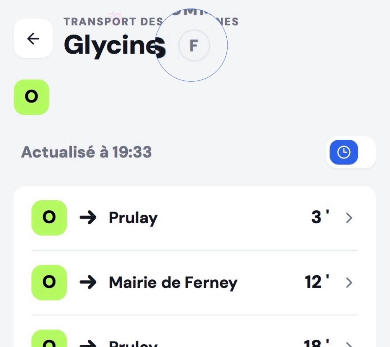 Écran d'un arrêt du réseau avec la mention indiquant qu'il se situe en territoire français